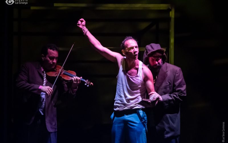 El elenco interpreta la guerra civil de Macondo en la obra 'Colacerdo'.