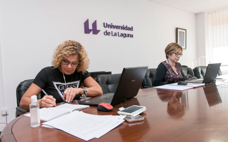 La secretaria general de la ULL,, María Elvira Afonso, junto a la rectora, Rosa Aguilar