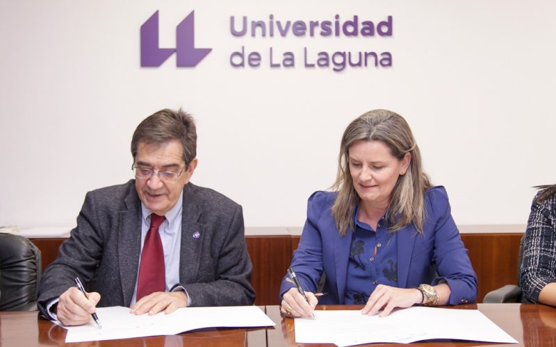 Antonio Martinón y Mª Dolores Rodríguez de Azero en el acto de firma.