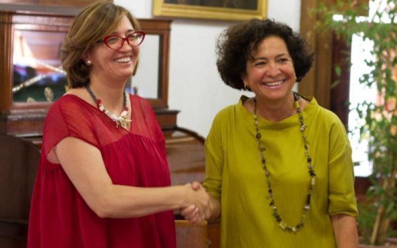 Isabel Martínez  y Pilar Aranda en la firma del convenio.