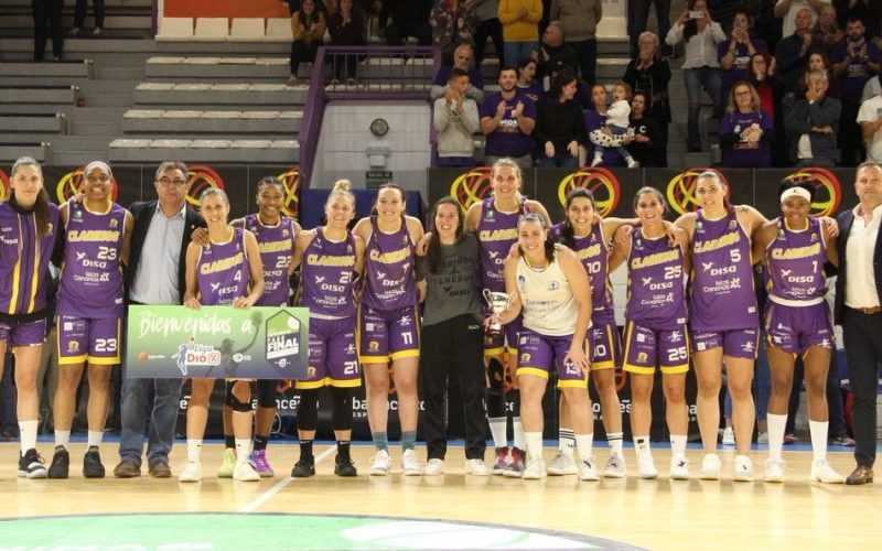 Jugadoras del Clarinos posando tras lograr el ascenso