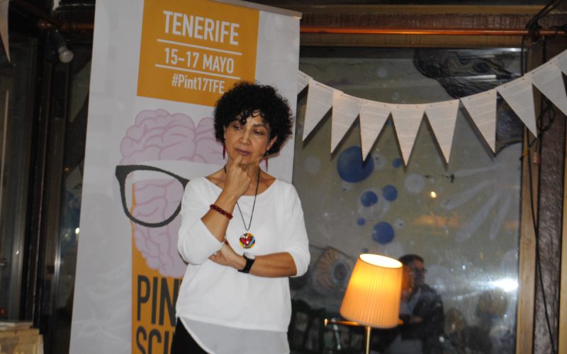 Inmaculada León Santana, profesora de Psicología de la ULL en el Pint of Science