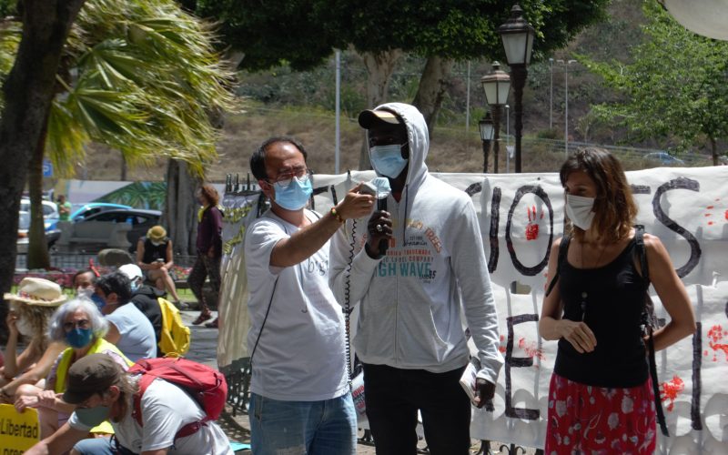 Los migrantes del campamento de Las Raíces compartieron testimonios de su experiencia, contando con traductores al momento.