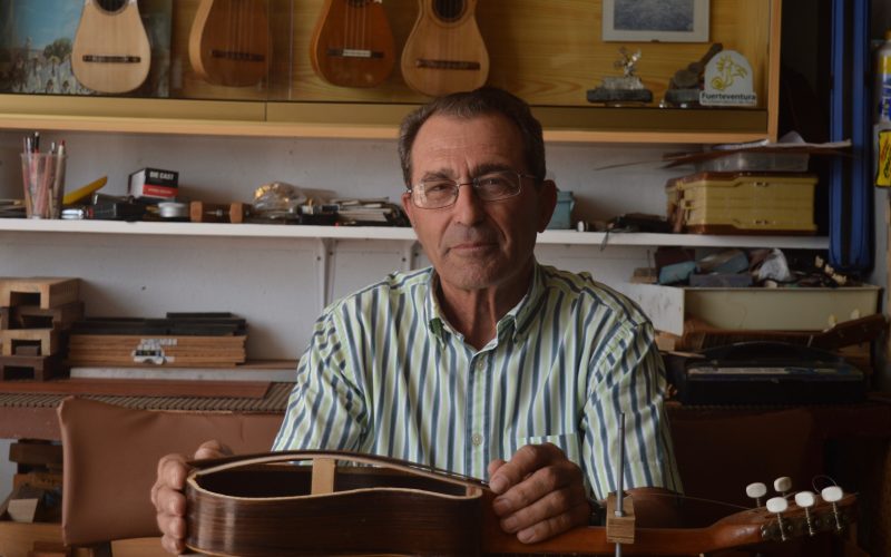 Jerónimo Guedes Barrios y sus timples