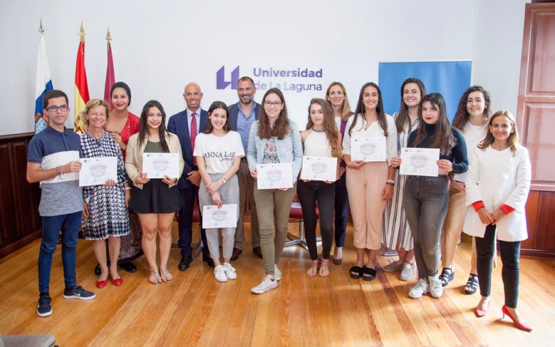 Entrega de los diplomas a los participantes en Jóvenes para Jóvenes
