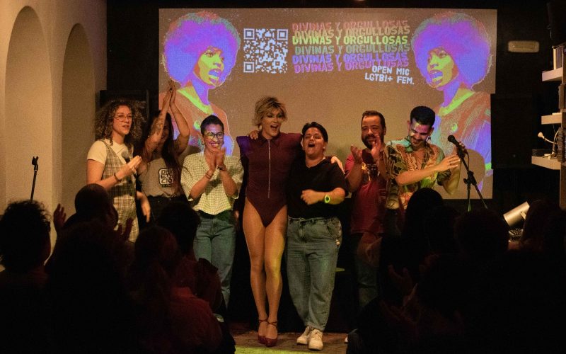Jéssika Rojano y David García con la participación del público, en 'Divinas y Orgullosas'. Foto: PULL