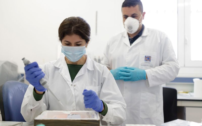 Elizabeth Córdoba Lanús y Jacob Lorenzo Morales, del Instituto Universitario de Enfermedades Tropicales y Salud Pública de Canarias