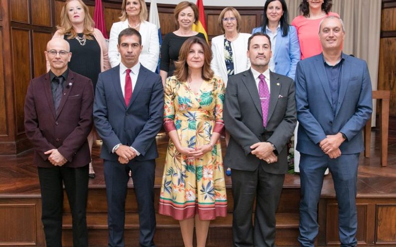 El equipo de la rectora Rosa Aguilar