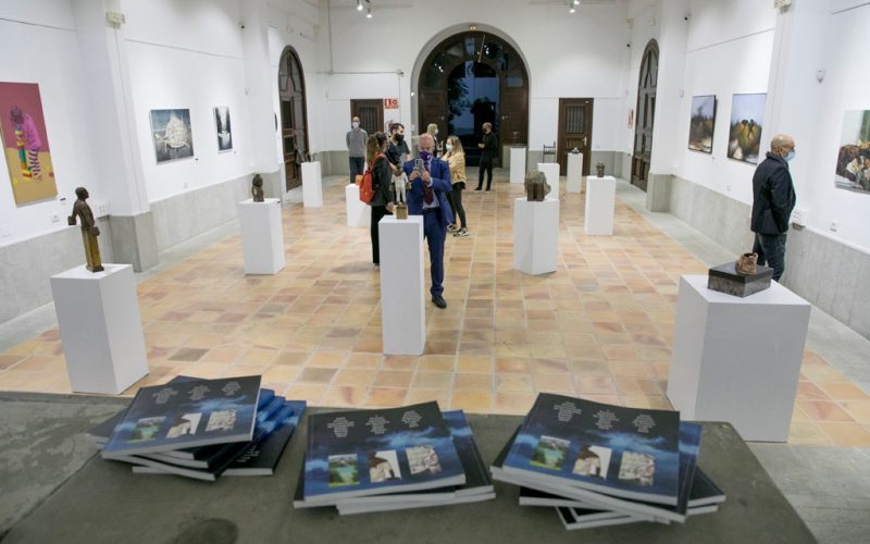 La ULL expone sus premios de pintura, fotografía y escultura