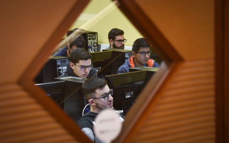 Presentan una herramienta estadística para conocer la inserción laboral