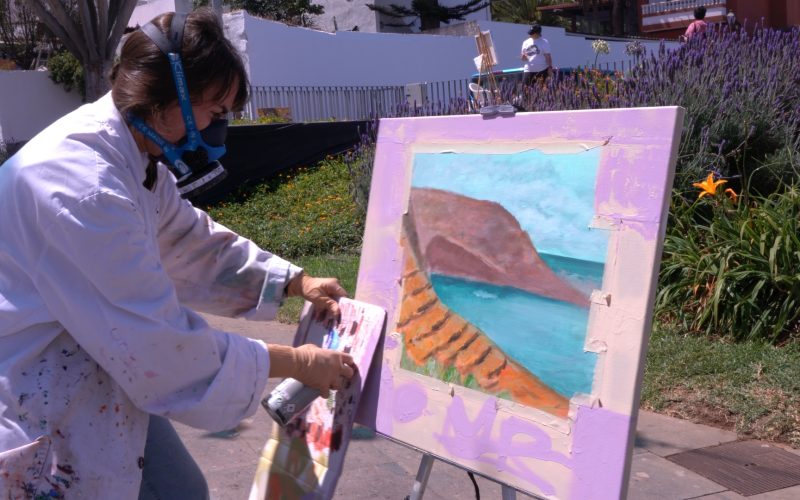Concursante pintando