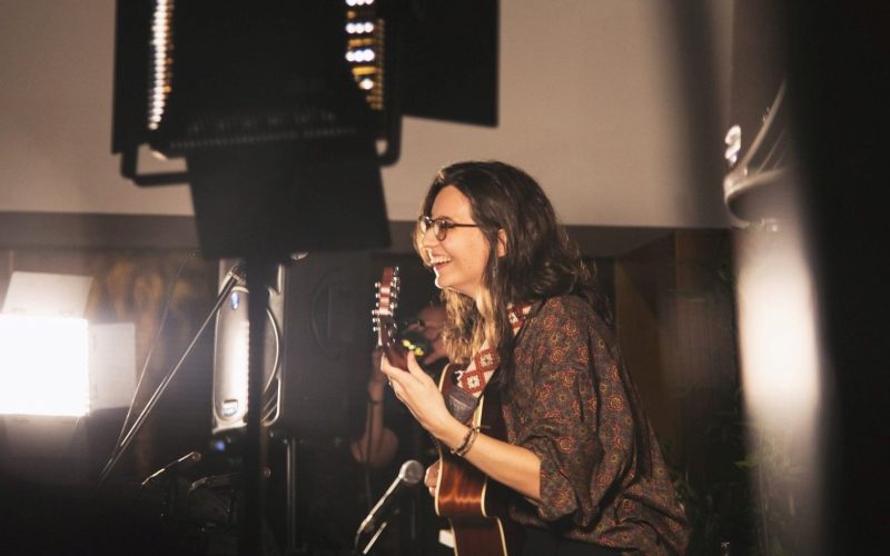 La cantautora Mariana Hernández.
