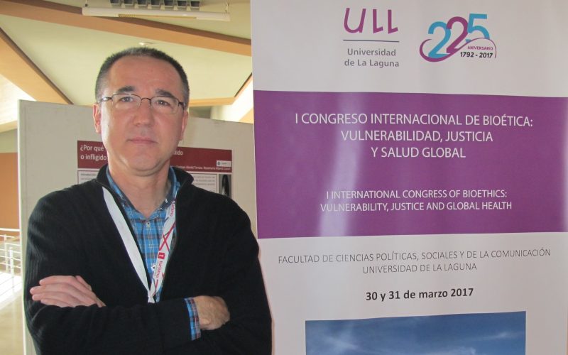 El doctor Pablo Ignacio Fernández Muñiz habla sobre la gestación subrogada en el I Congreso de Bioética celebrado en Tenerife
