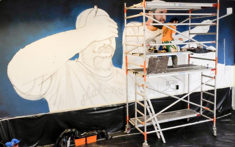 Matías Mata pinta un mural en el vestíbulo de la torre Profesor Agustín Arévalo