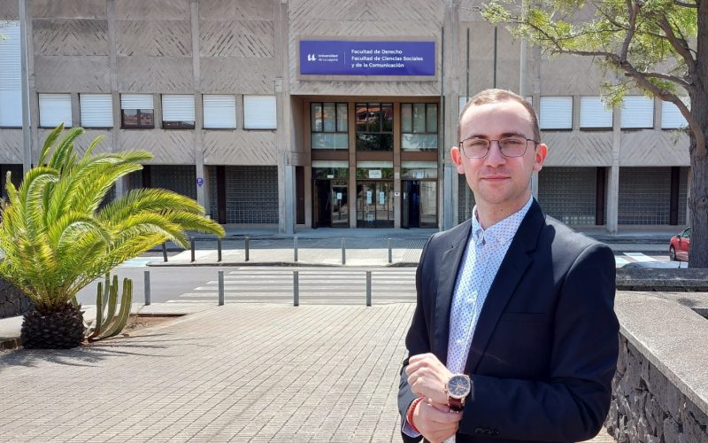 Elías Falcón representa al estudiantado de la Facultad de Derecho con optimismo en su último año de carrera. Foto: F.K.