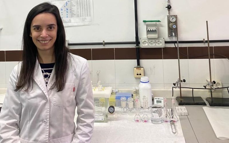 Cecilia Zamora, la doctoranda, en su puesto de trabajo.