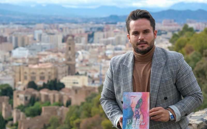Manuel Flores presenta su primer libro, ‘Piel’, en el Club Búho de La Laguna