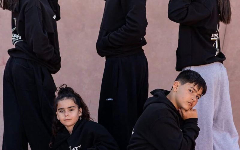 Roque Suárez, en el centro, con un grupo de estudiantes