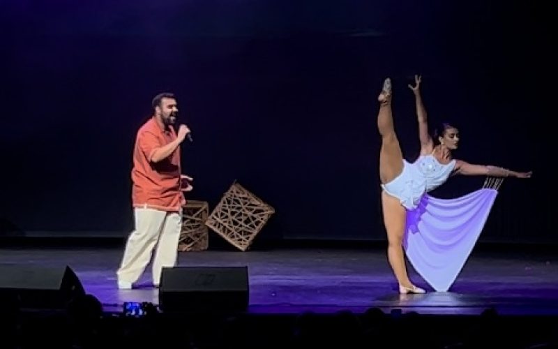 Fabián Cubas cantando en el Festival