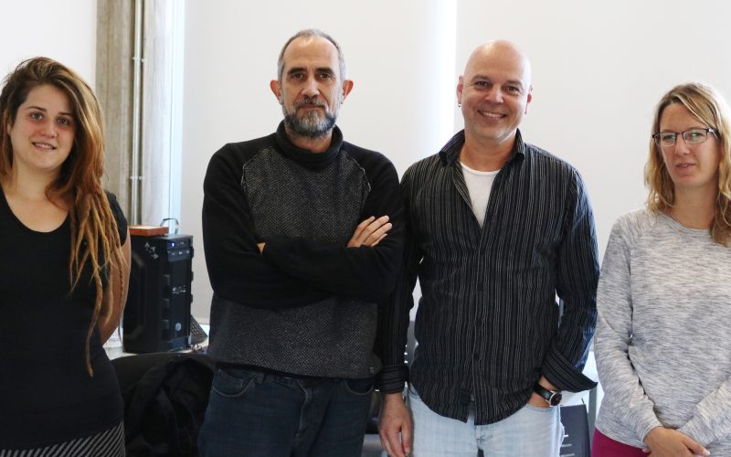 Drago Díaz, Esteban Amador y estudiantes de prácticas en el FabLab