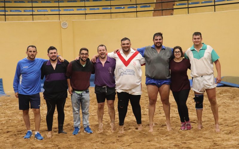 Algunos luchadores del equipo y su monitoria IItahisa García. Foto: N. Alberto