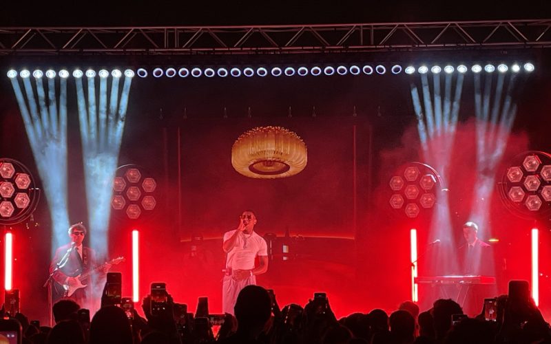 El cantante colombiano recibió dos discos de platino por "CHUOS" y "CupidoxX". Foto: D. S. M