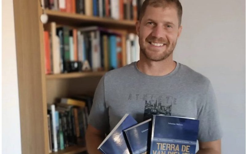 Sebastian McLean con su libro 'Tierra De Van Diemen'. Foto: PULL