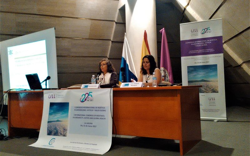 Florencia Luna (derecha) comenta el papel de la UNESCO junto a Janet Delgado (izquierda)