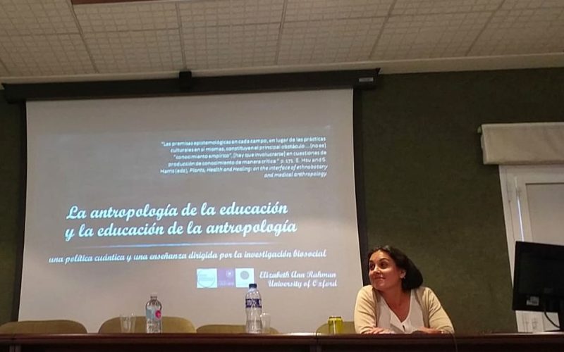 Elizabeth Ann Rahman compartió con los asistentes las ventajas mentales que ofrece el ejercicio de la meditación. Foto: T.L.C