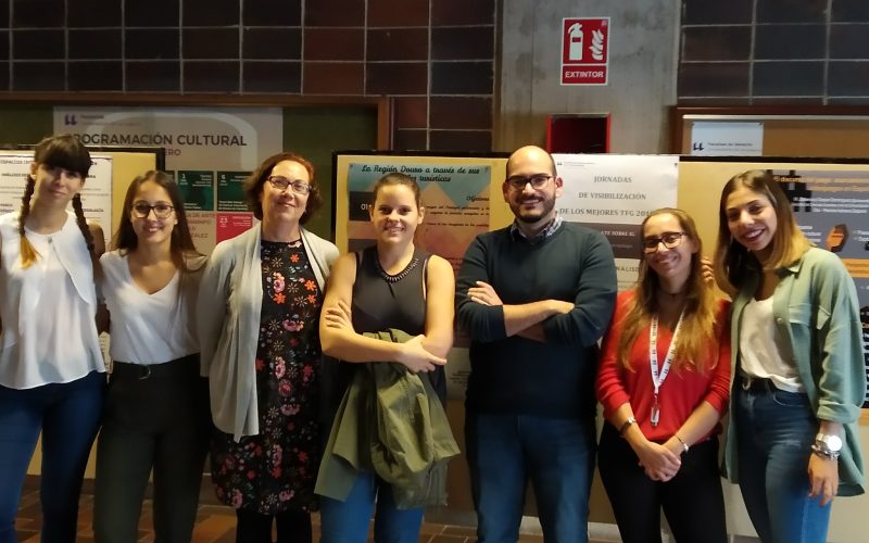 Estudiantes, junto a la decana Rosa Marrero.