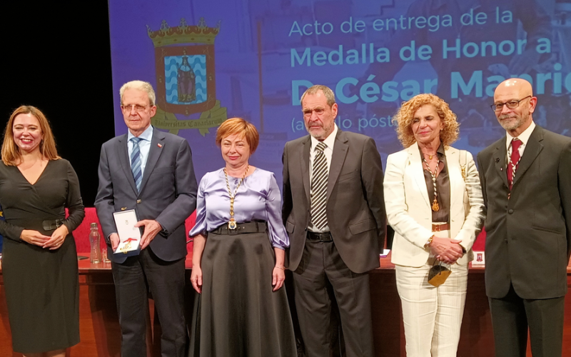 Presidenta del Cabildo Insular de Lanzarote, presidente de la Fundación César Manrique, Rectora de la ULL, director de la Cátedra Cultural César Manrique y Secretaria general de la ULL en la entrega de la Medalla de Honor a César Manrique Foto: M. García