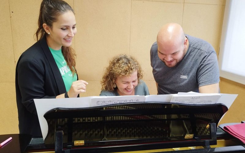 Gabriel Álvarez, María Hernández y Mara Jaubert ensayando