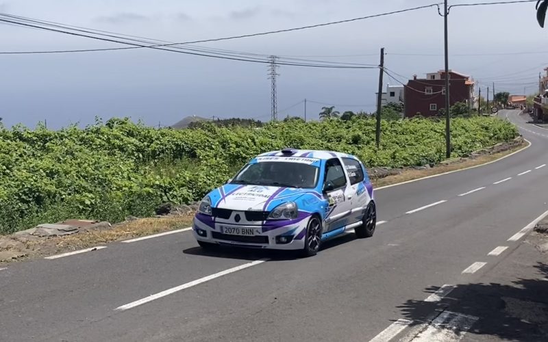 Uno de los coches participantes trazando una de las curvas más complicadas del tramo en la Subida a Palo Blanco 2025