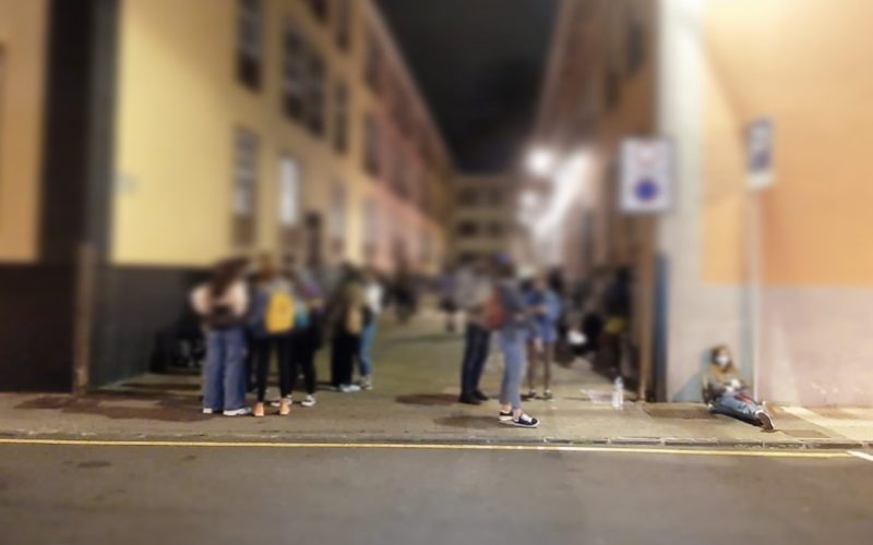 Estudiantes de la ULL se concentran por fuera de la Comisaría de La Laguna. Foto: Maya Bencomo.