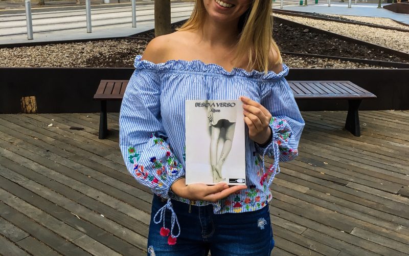 Johanna Pérez con su libro 'Beso a verso'
