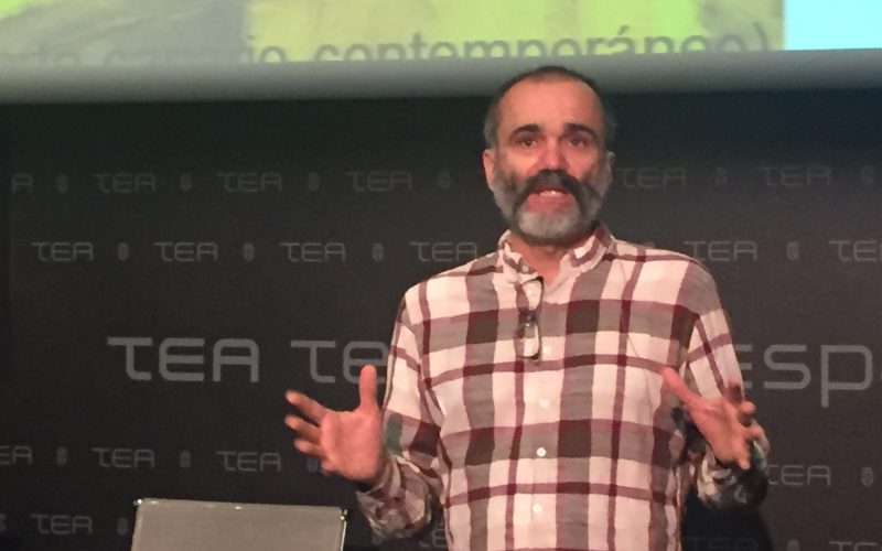 El profesor de Bellas Artes, Ramiro Carrillo durante una conferencia en el TEA