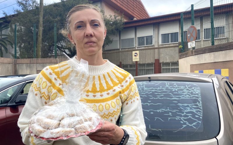 Natalia Kvasnytsia con los alfajores que prepara y vende.