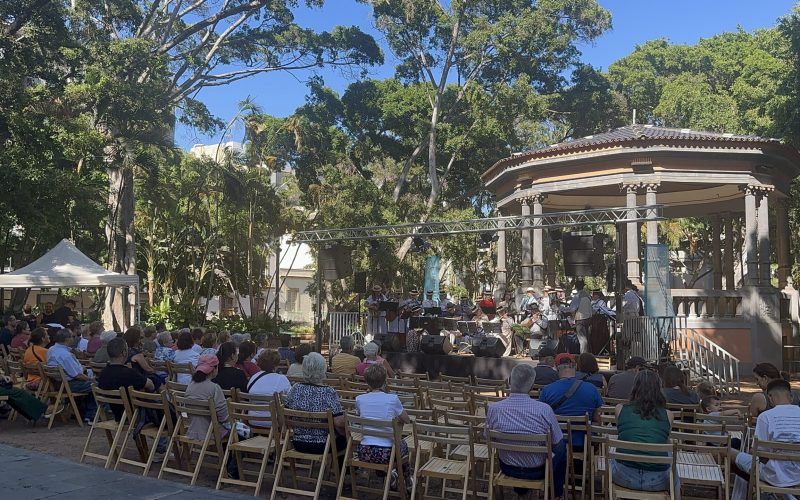 Grupo folclórico canario en Plaza del Príncipe. Foto: P. Afonso