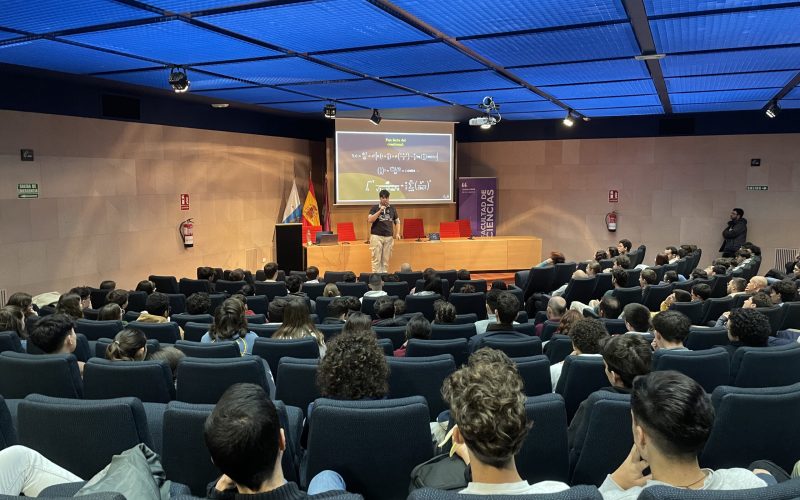 Daniel Galán da una charla en el Aula Magna Blas Cabrera. Foto: E. Rodríguez