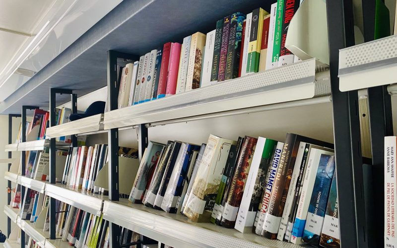 Colección de libros de la BiblioGuagua