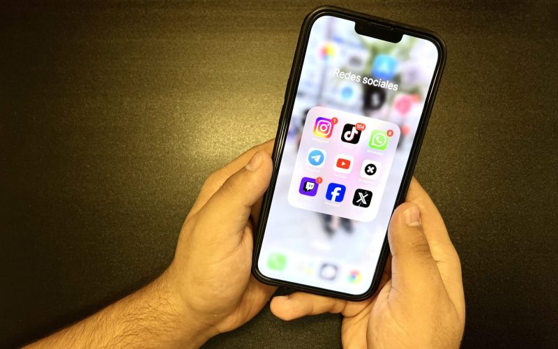 Los teléfonos móviles afectan al rendimiento y concentración de los jóvenes. Foto: Amanda D.