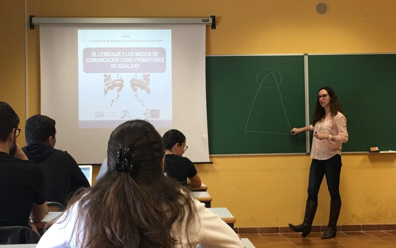 Mónica Dios impartiendo 'La coeducación como solución'.