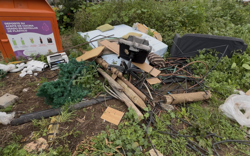 El vecindario de Garimba, afectado por el estado de abandono de un solar