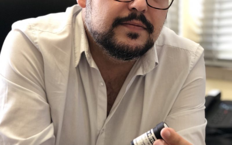 Claudio Briones, con un detector pasivo para la medición de los niveles de radón. Foto: Maya Bencomo
