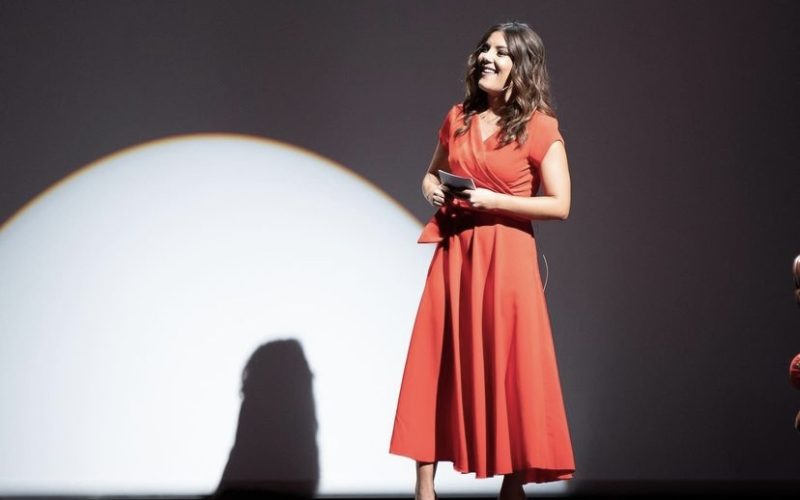 La directora del evento durante las charlas anteriores. Foto: PULL