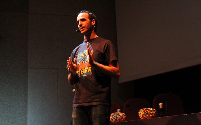 Eduardo Sáenz de Cabezón, dando una conferencia en el Museo de la Ciencia y el Cosmos