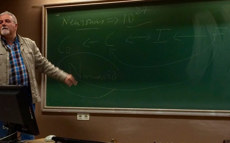 José Ángel Rodríguez Martín imparte una lección magistral a los alumnos de Primer Grado de Periodismo
