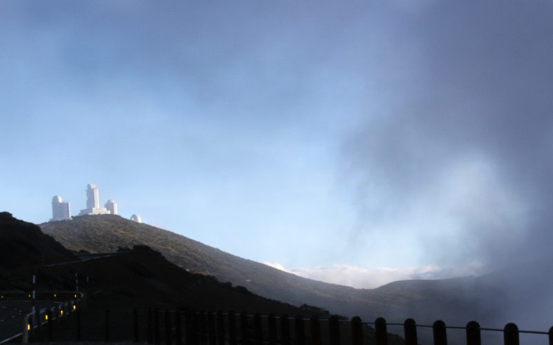 Nubes alrededor del Observatorio del Teide del IAC