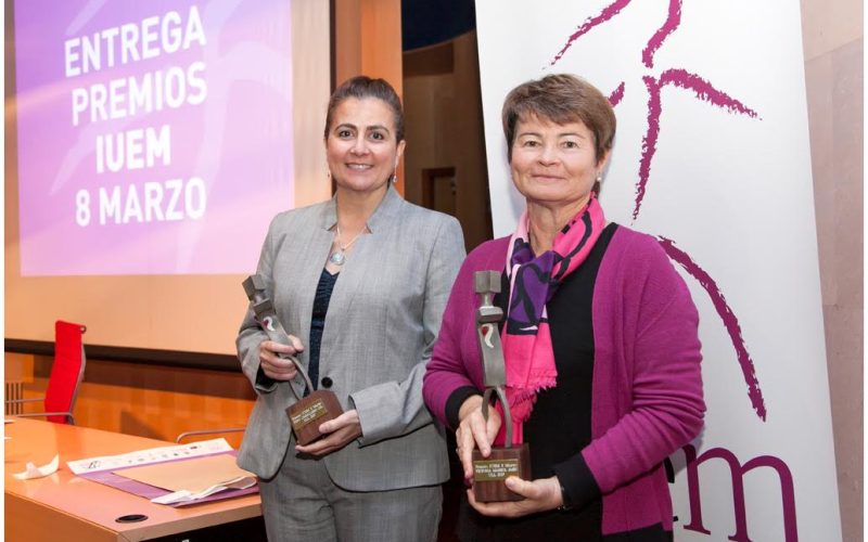 Pino Caballero y Victoria Marzol reciben el premio IUEM del 8 de marzo