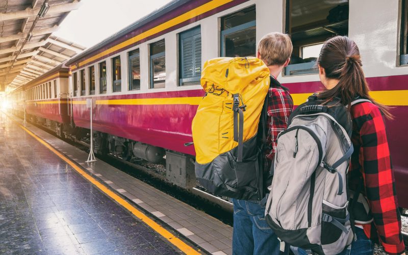 Personas esperando un tren